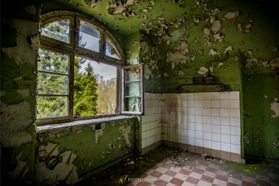 Ein Zimmer mit Fenster und Fliesenboden